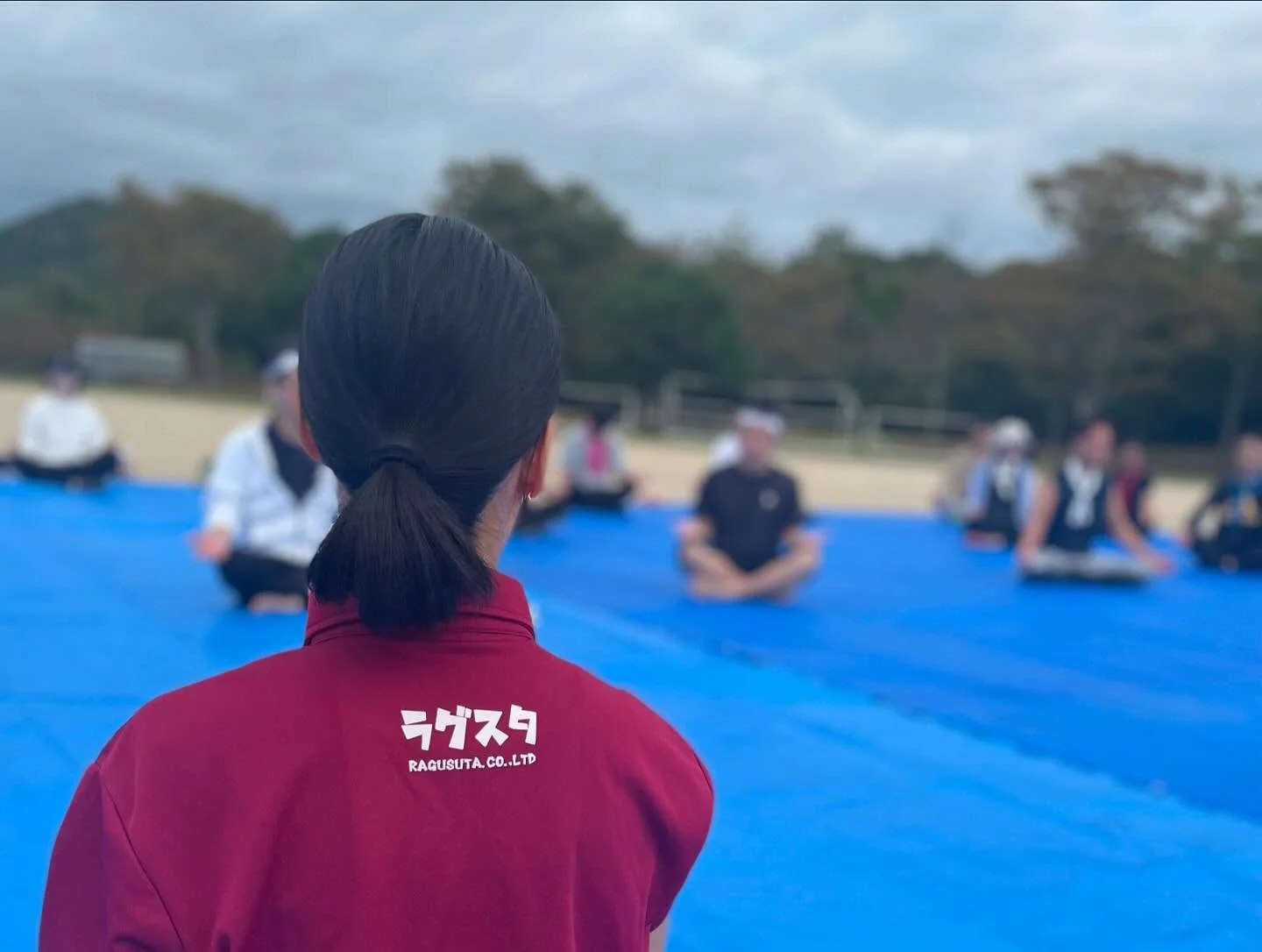 ラグスタのスタッフと運動に取り組む参加者